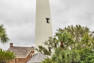 Stunning St Simons Island Home W/ Yard Near Beach!