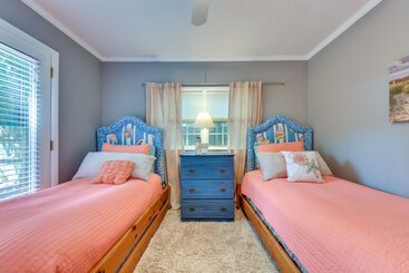Stunning St Simons Island Home W/ Yard Near Beach!