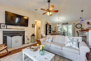 Stunning St Simons Island Home W/ Yard Near Beach!