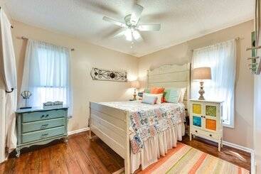 Stunning St Simons Island Home W/ Yard Near Beach!