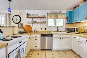 Stunning St Simons Island Home W/ Yard Near Beach!