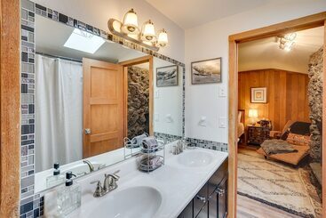 Sunriver Resort Home: Near Skiing, Town & Trails