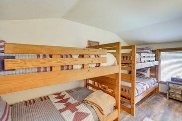 Sunriver Resort Home: Near Skiing, Town & Trails
