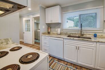 Walk To Beach: Hampton Home W/ Grill!