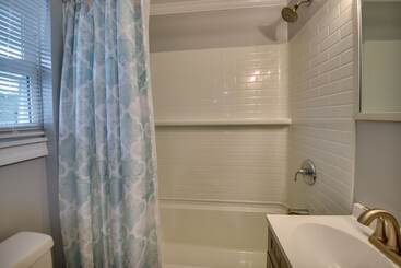 Walk To Beach: Hampton Home W/ Grill!