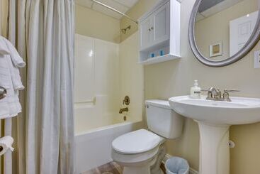 بيت ريفى Waterfront Eatonton Escape W/ Private Hot Tub!