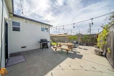 Your Dream Seaside Vacation! Charming 2 Bdr Home