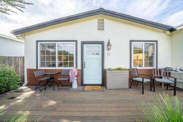 Your Dream Seaside Vacation! Charming 2 Bdr Home