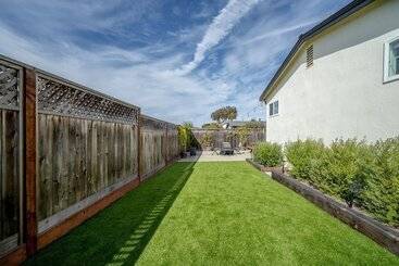 Your Dream Seaside Vacation! Charming 2 Bdr Home