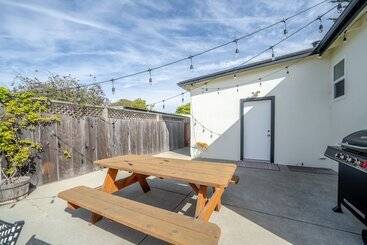 Your Dream Seaside Vacation! Charming 2 Bdr Home