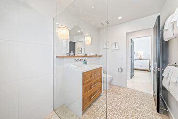 Your Dream Seaside Vacation! Charming 2 Bdr Home