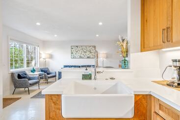 Your Dream Seaside Vacation! Charming 2 Bdr Home