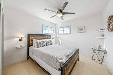 Your Dream Seaside Vacation! Charming 2 Bdr Home