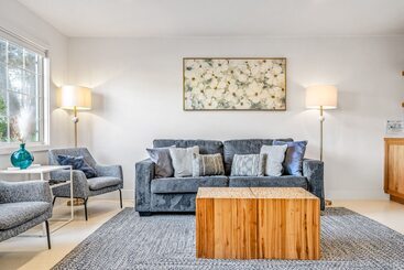 Your Dream Seaside Vacation! Charming 2 Bdr Home