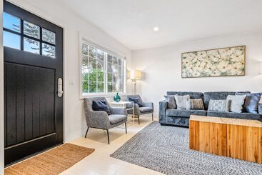 Your Dream Seaside Vacation! Charming 2 Bdr Home