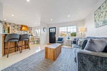 Your Dream Seaside Vacation! Charming 2 Bdr Home