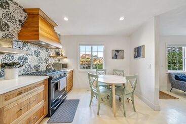 Your Dream Seaside Vacation! Charming 2 Bdr Home
