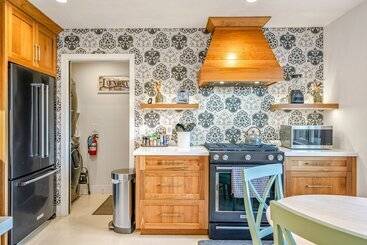 Your Dream Seaside Vacation! Charming 2 Bdr Home