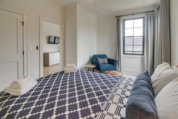 Belmont Vacation Home W/ Fire Pit: Walk Downtown!