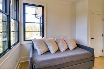 Belmont Vacation Home W/ Fire Pit: Walk Downtown!