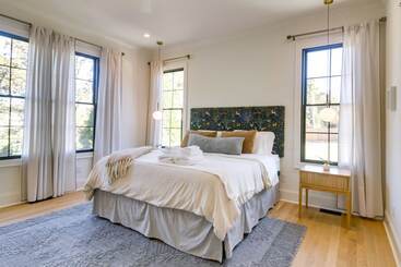 Belmont Vacation Home W/ Fire Pit: Walk Downtown!