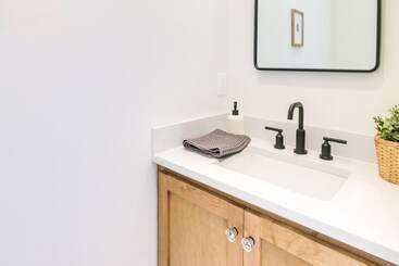 Belmont Vacation Home W/ Fire Pit: Walk Downtown!