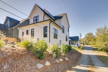 Belmont Vacation Home W/ Fire Pit: Walk Downtown!