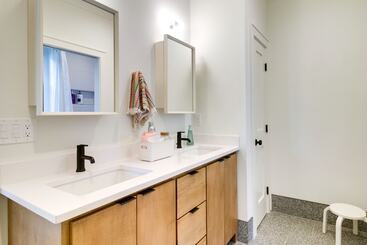 Belmont Vacation Home W/ Fire Pit: Walk Downtown!