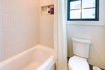 Belmont Vacation Home W/ Fire Pit: Walk Downtown!