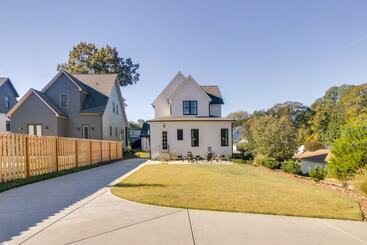 Belmont Vacation Home W/ Fire Pit: Walk Downtown!