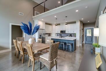 Chic Arkansas Retreat W/ Patio, Grill & Fire Pit!