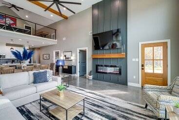 Chic Arkansas Retreat W/ Patio, Grill & Fire Pit!