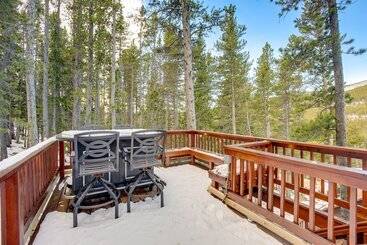 Colorado Cabin W/ Deck, Fire Pit & Mountain Views!