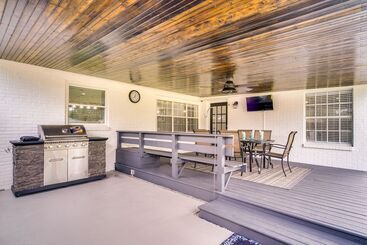 Lake Charles Home W/ Gas Grill & Fenced In Yard!