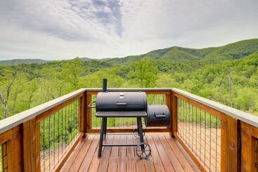 별장 Luxury Sevierville Cabin W/ Private Hot Tub!