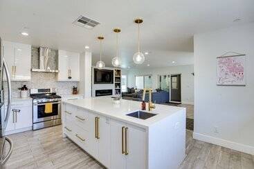 Modern Palm Springs Home W/ Pool & Gas Fire Pit!