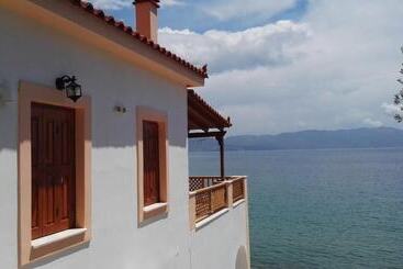 Nereides Seaside Apartments