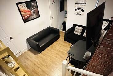 اقامتگاه Inviting 7 Bed House In Coventry City Centre