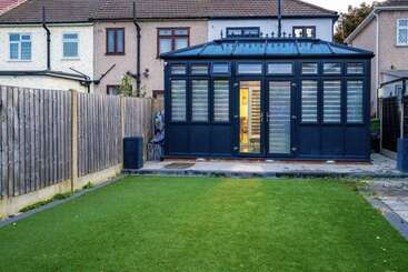 اقامتگاه Immaculate 3 Bed Luxury House In Dagenham London