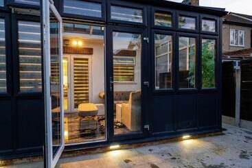اقامتگاه Immaculate 3 Bed Luxury House In Dagenham London