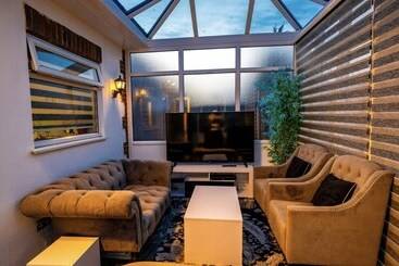 اقامتگاه Immaculate 3 Bed Luxury House In Dagenham London
