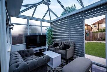 اقامتگاه Immaculate 3 Bed Luxury House In Dagenham London