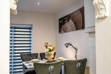 اقامتگاه Immaculate 3 Bed Luxury House In Dagenham London