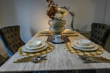 اقامتگاه Immaculate 3 Bed Luxury House In Dagenham London
