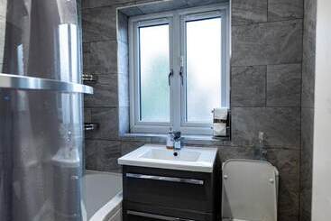اقامتگاه Immaculate 3 Bed Luxury House In Dagenham London
