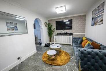 اقامتگاه Immaculate 3 Bed Luxury House In Dagenham London