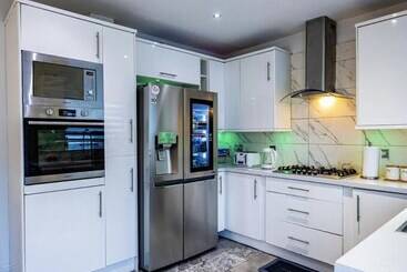 اقامتگاه Immaculate 3 Bed Luxury House In Dagenham London