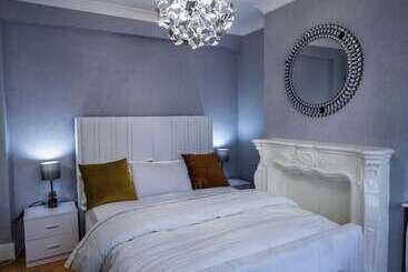 اقامتگاه Immaculate 3 Bed Luxury House In Dagenham London
