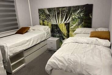 اقامتگاه Immaculate 3 Bed Luxury House In Dagenham London