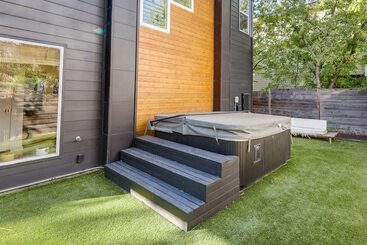 Stylish Austin Home W/ Hot Tub: 3 Mi To Downtown!